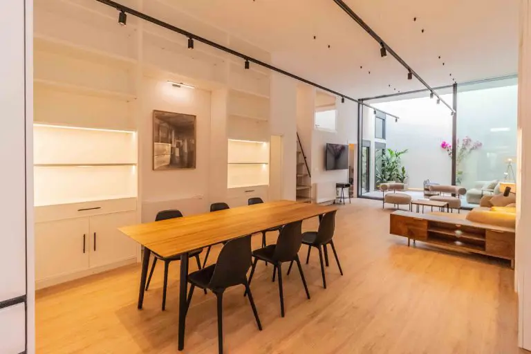 Cambio de uso industrial a vivienda Madrid por estudio b76 vista del salón-comedor con iluminación ambiental. Fotografía: Estudio b76