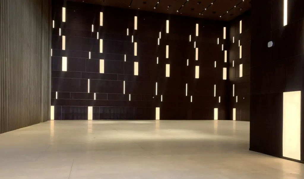 Un monolito de 100 × 100 × 26 m que refleja el paisaje y los cielos dramáticos del valle de Ashar. Una experiencia visual inolvidable y un potente motor turístico.