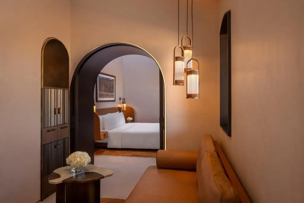 Interior de la habitación. Fotografía: Chedi Hegra.