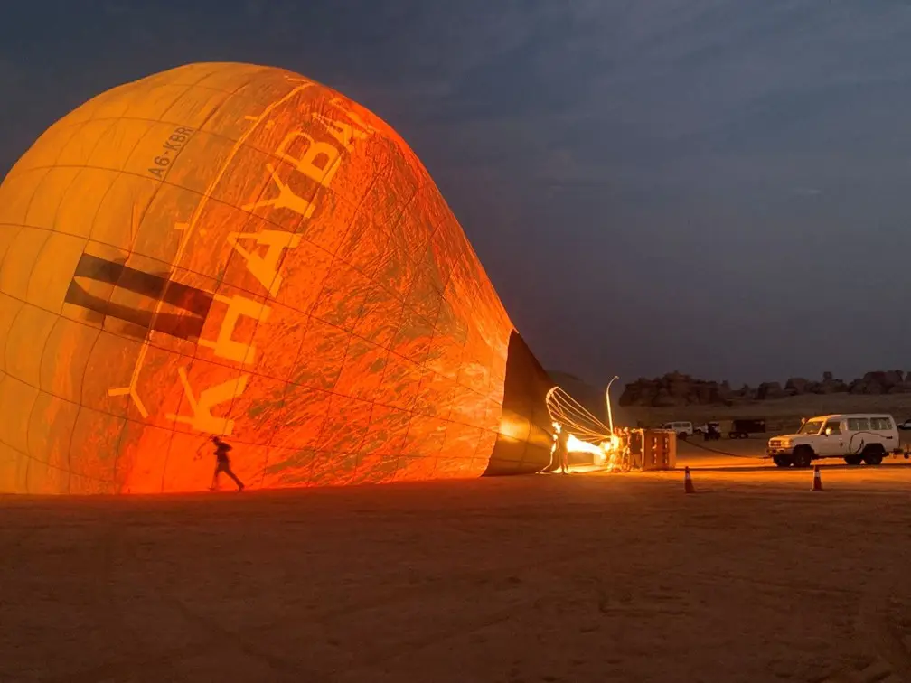 Momento del inflado del globo aerostático en el valle de Hegra. Fotografía Estudio b76.