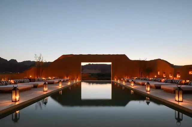 Piscina del hotel Dar Tantora iluminada por velas. Fotografía: Dar Tantora.