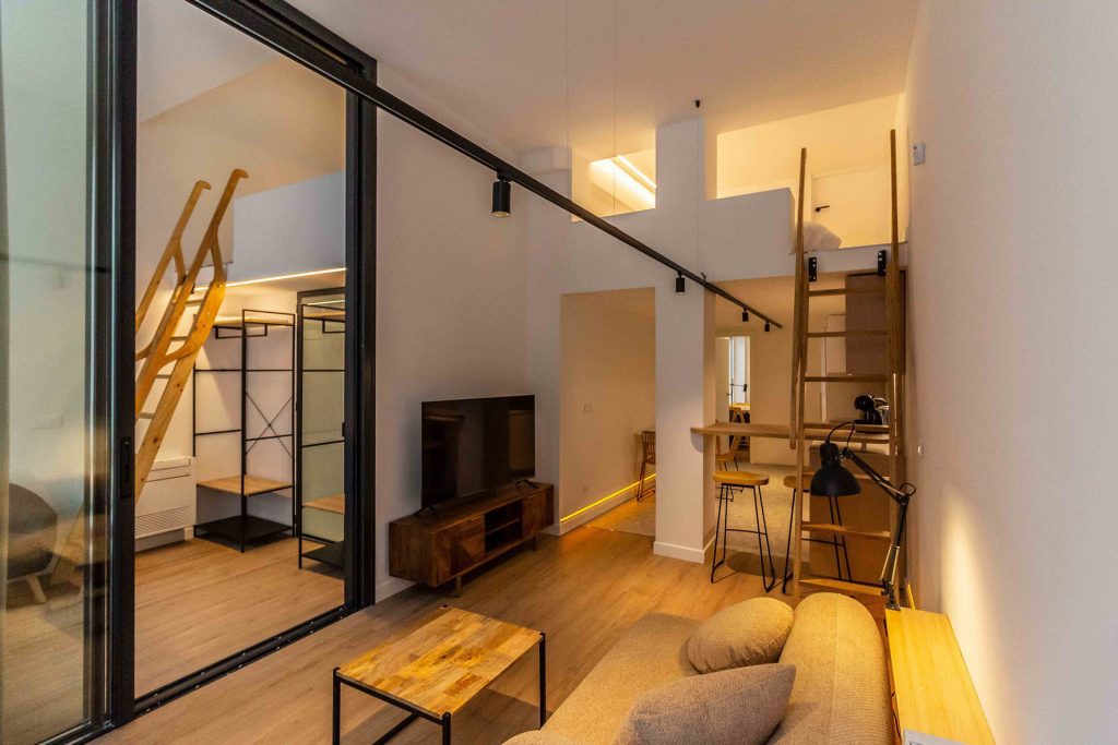 Cambio de uso industrial a vivienda Madrid por estudio b76 salón-cocina. Fotografía: Estudio b76