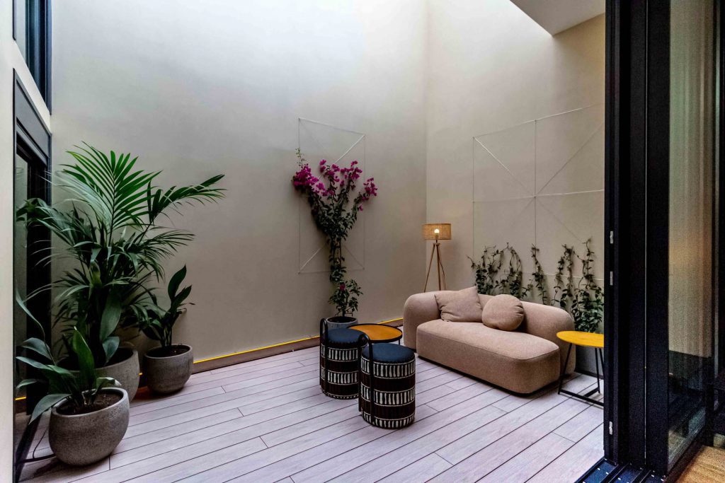 Cambio de uso industrial a vivienda Madrid por estudio b76 vista patio-invernadero. Fotografía: Estudio b76