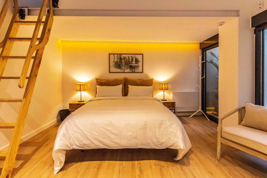 Cambio de uso industrial a vivienda Madrid por estudio b76 vista frontal dormitorio principal. Fotografía: Estudio b76