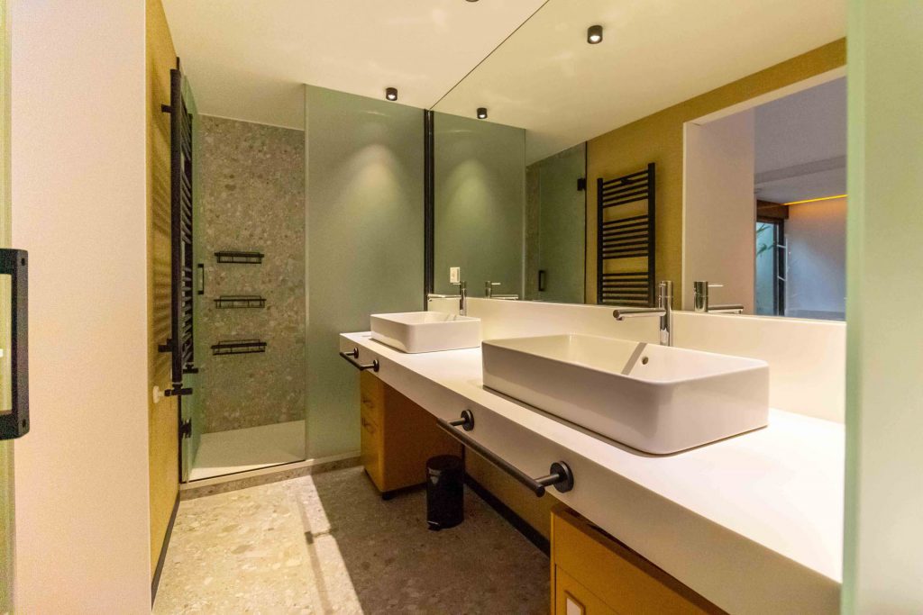 Cambio de uso industrial a vivienda Madrid por estudio b76 vista del baño principal. Fotografía: Estudio b76