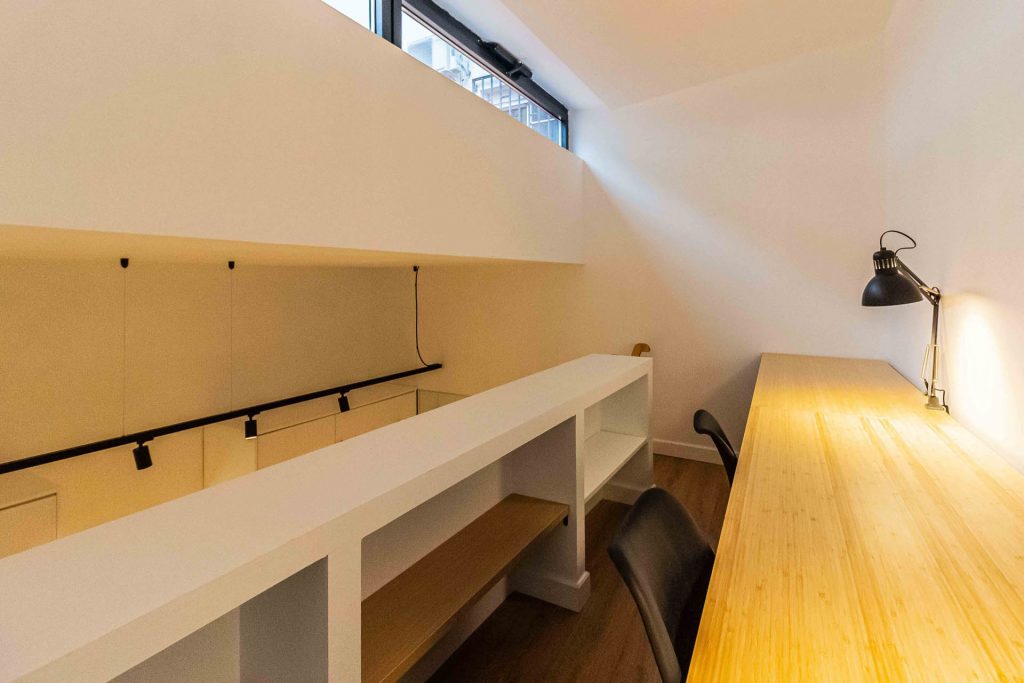 Cambio de uso industrial a vivienda Madrid por estudio b76 detalle del altillo-dormitorio con zona de estudio. Fotografía: Estudio b76
