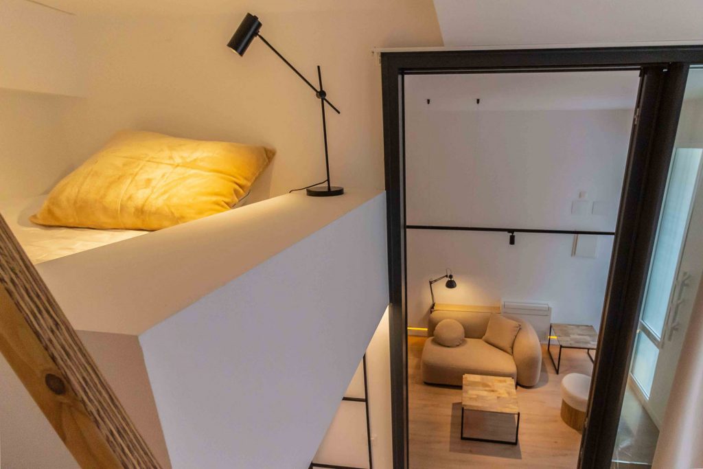 Cambio de uso industrial a vivienda Madrid por estudio b76 b76 vista altillo-dormitorio. Fotografía: Estudio b76